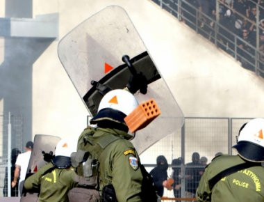 Τελικός Κυπέλλου: Εικόνες ντροπής- Πέταξαν τούβλο σε αστυνομικό (φωτό)